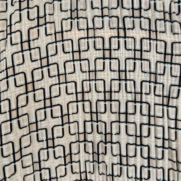 Adrianna Papell Black and White Patterned Blouse - Picture 3 of 8